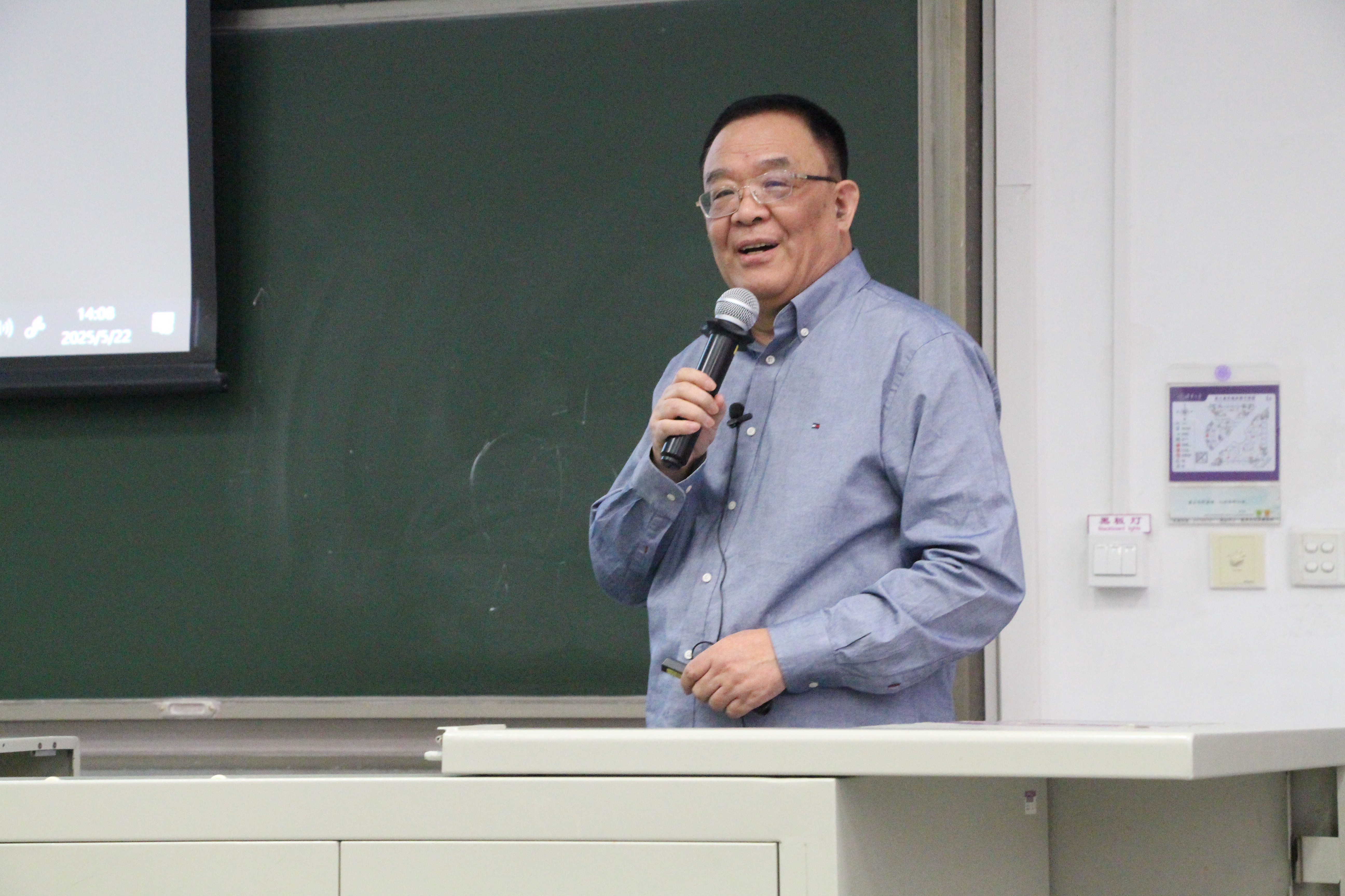 20250522-浙江大学历史学院教授吕一民做客新人文讲座 剖析雨果何以在法国享有“至高荣誉”-刘涵-主讲人吕一民.JPG